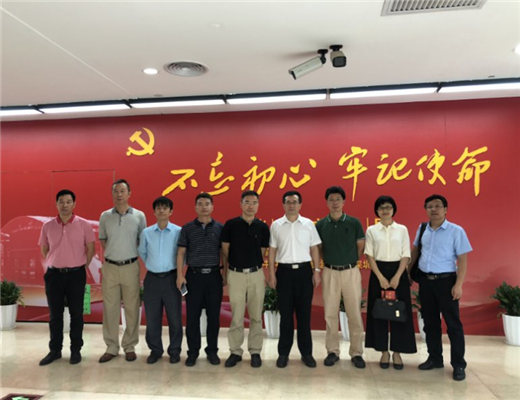 院党组书记、院长吴定海带领院领导班子成员和各部门负责人，到市档案馆参观了＂不忘初心、牢记使命＂的档案文献展，大家重温了入党誓词
